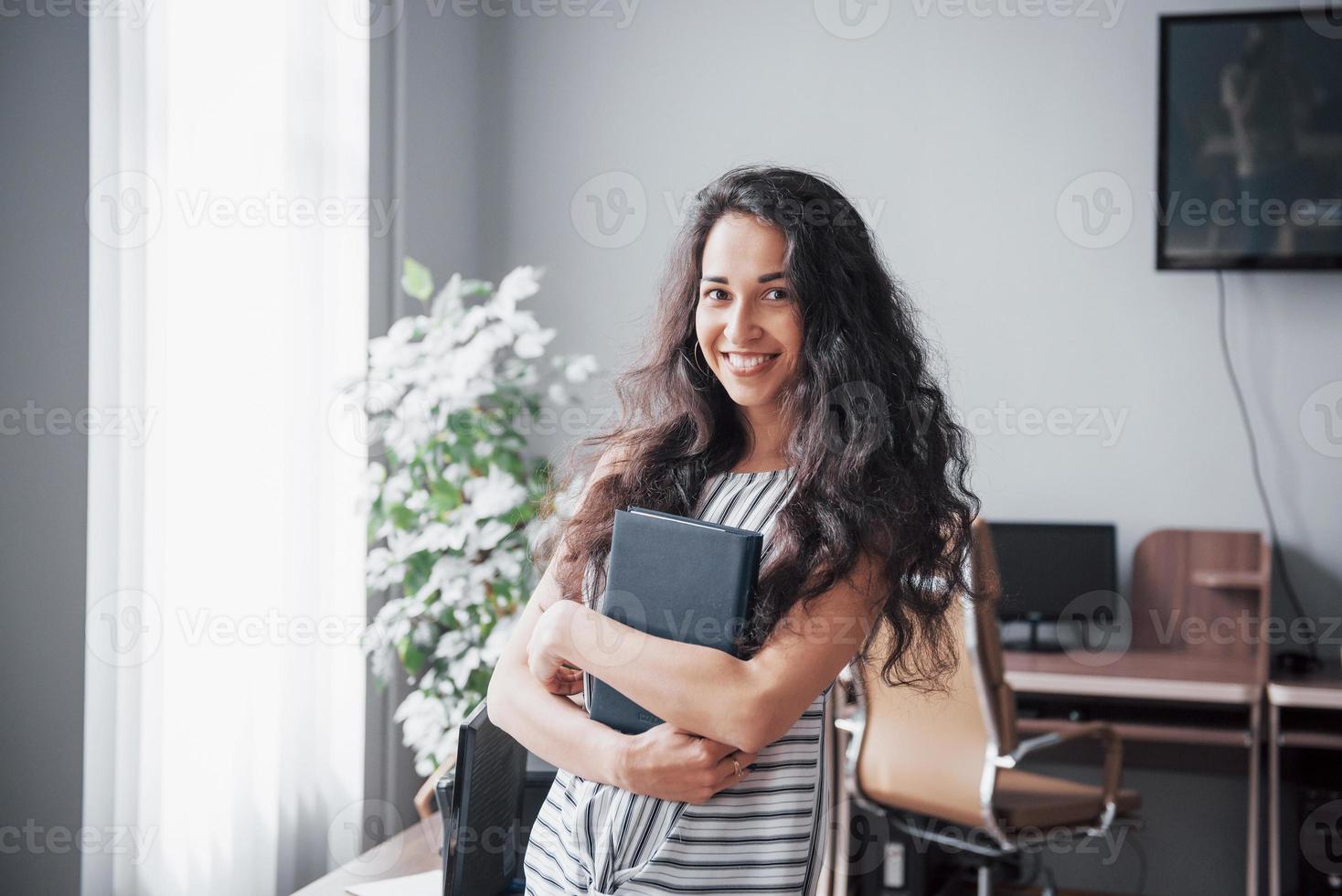 hermosa mujer sonriente en la oficina en el trabajo foto