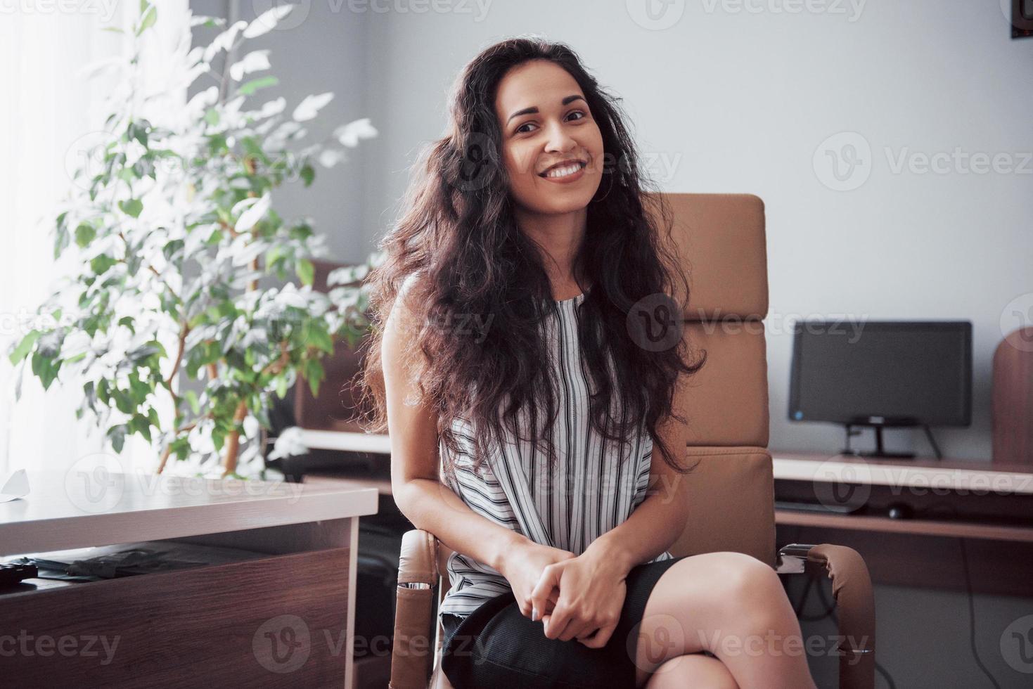 mujer de negocios moderna que trabaja en la oficina foto