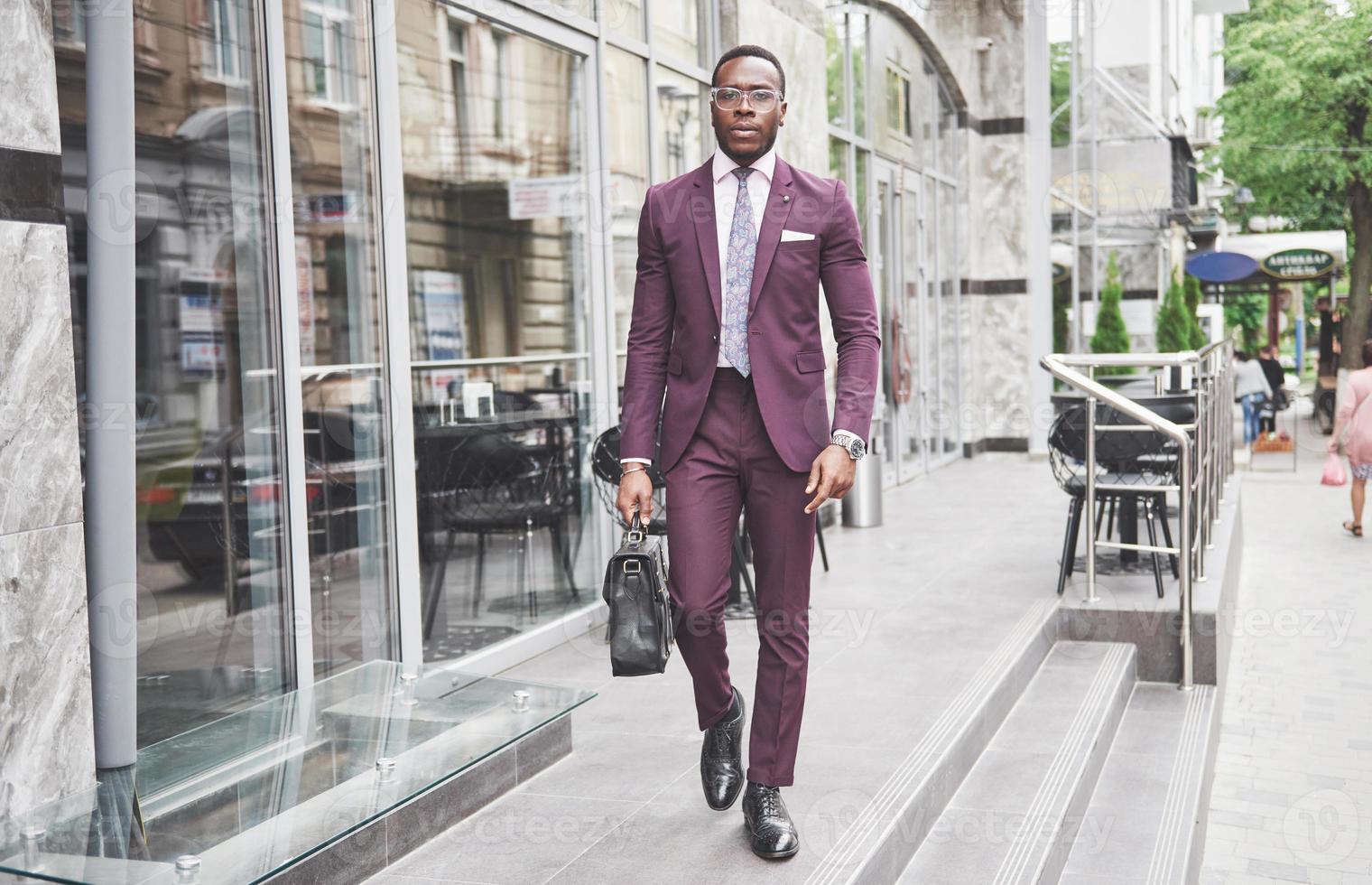 Retrato de un joven empresario afroamericano hermoso con un maletín foto