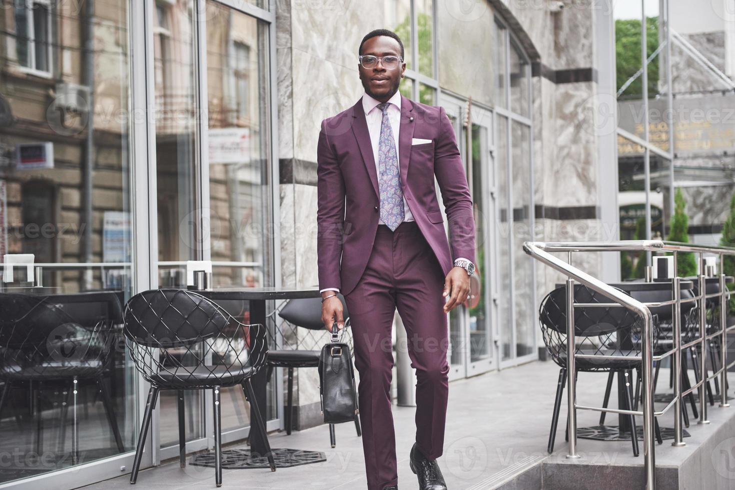 Retrato de un joven empresario afroamericano hermoso con un maletín foto