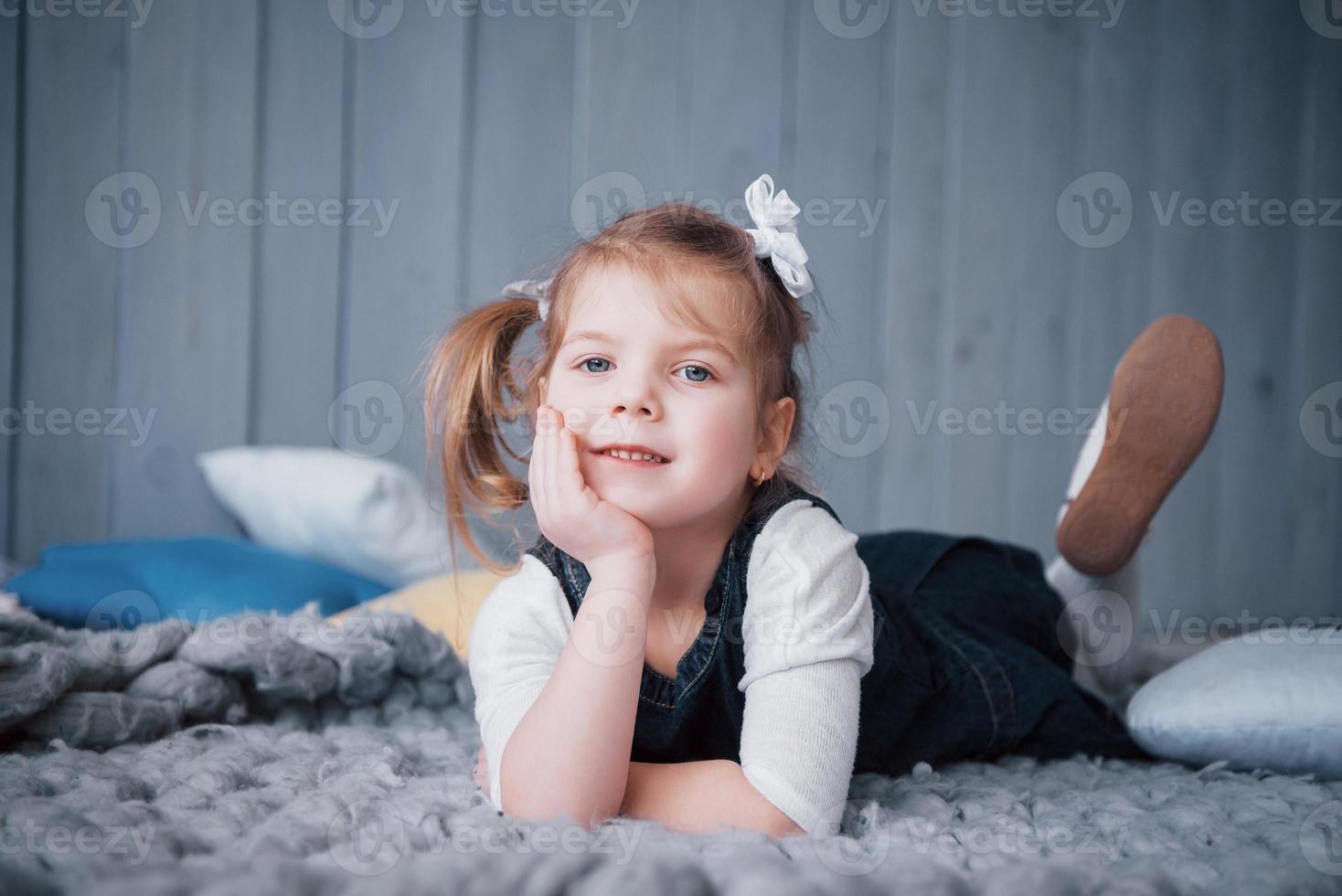 linda niña en un disfraz de princesa. niño bonito preparándose para una fiesta de disfraces foto