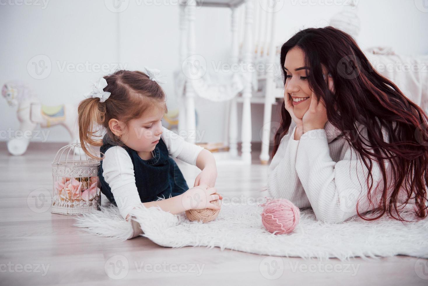 familia amorosa feliz. madre e hija jugando juntos foto