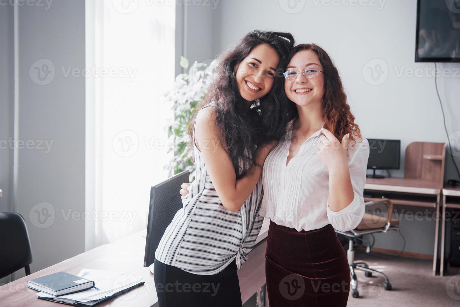 las mujeres jóvenes están trabajando en la oficina foto