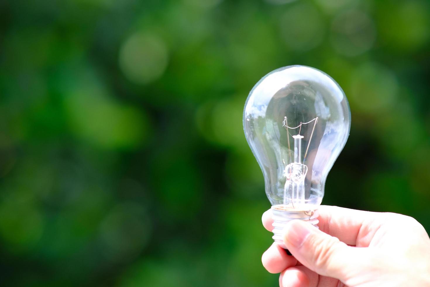 bombilla de ahorro de energía y ahorrar concepto mundial foto