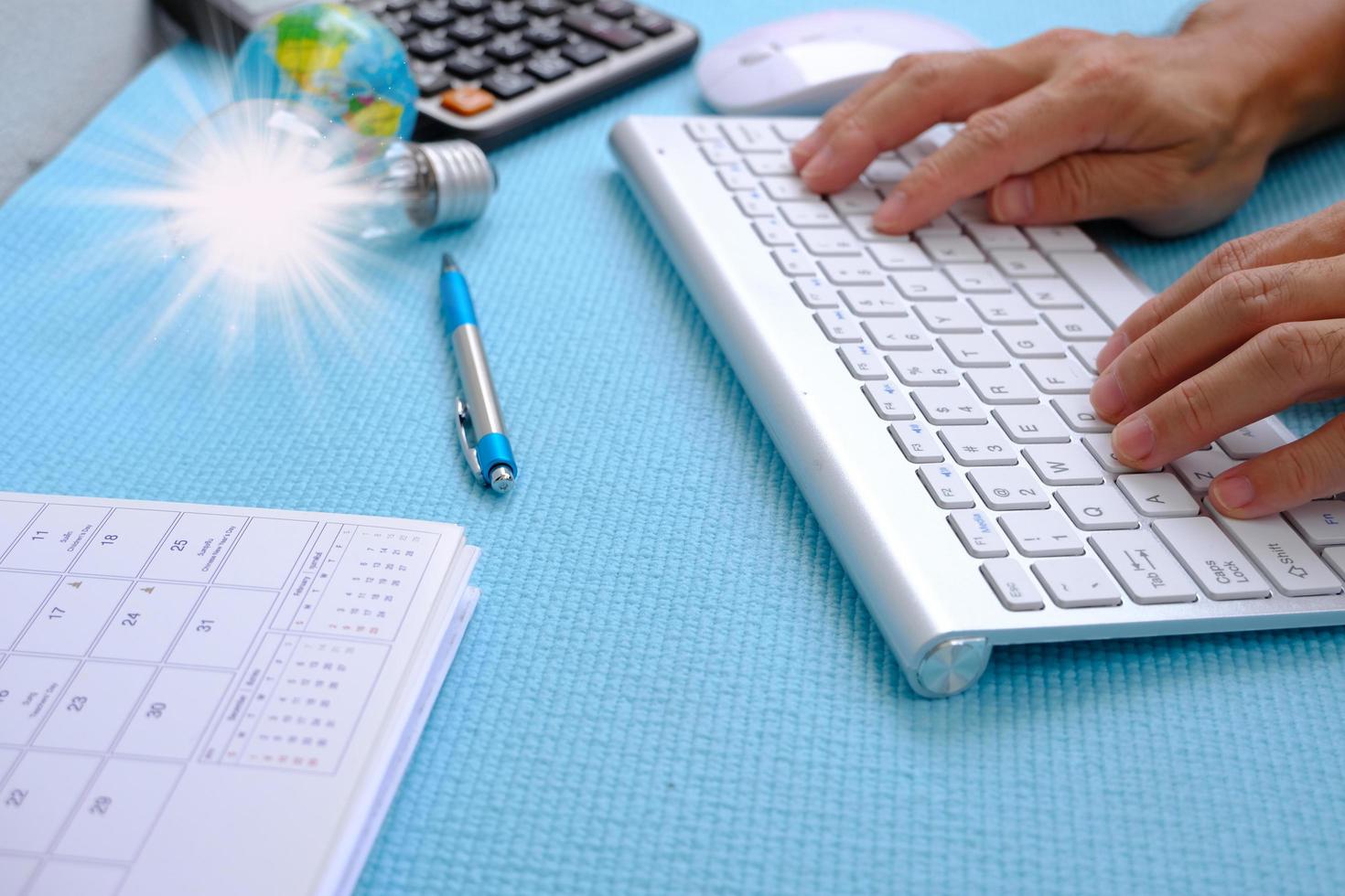 Computadora de trabajo manual en la mesa, vista superior del espacio de trabajo con equipo de oficina foto