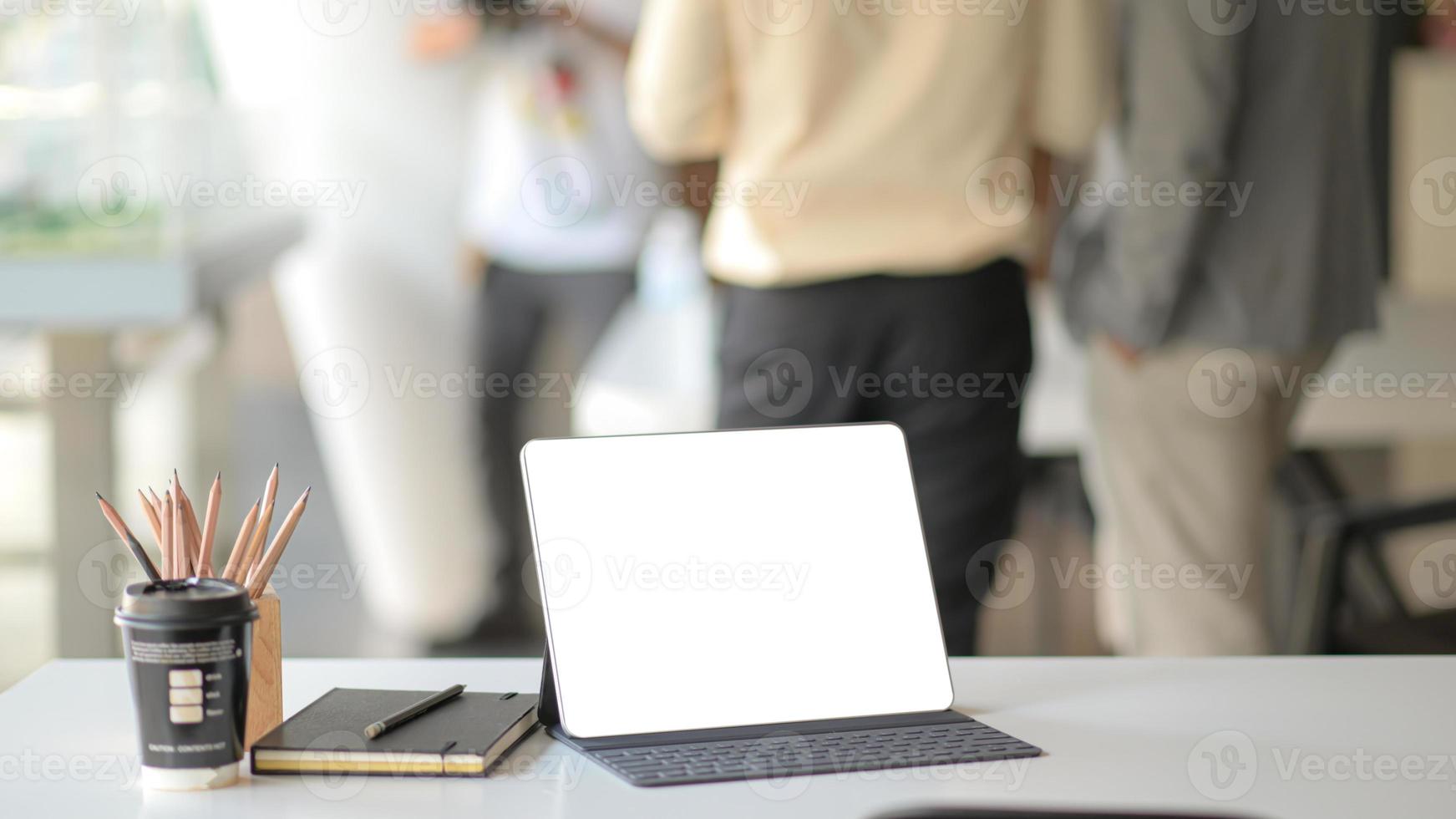 lugar de trabajo con computadora portátil, suministros de oficina y café. foto