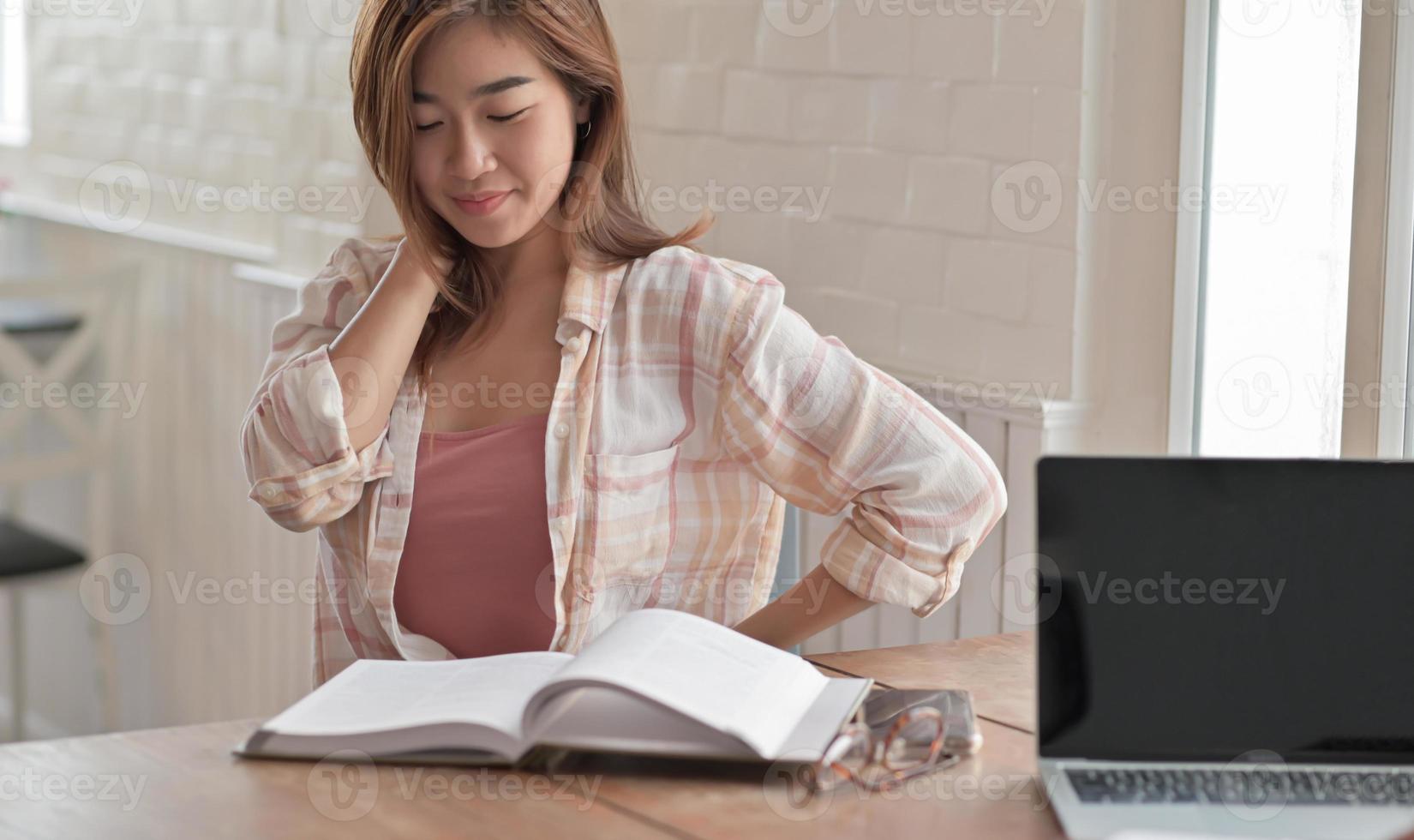 Primer plano de una chica universitaria leyendo un examen final en la sala de estar de casa. foto