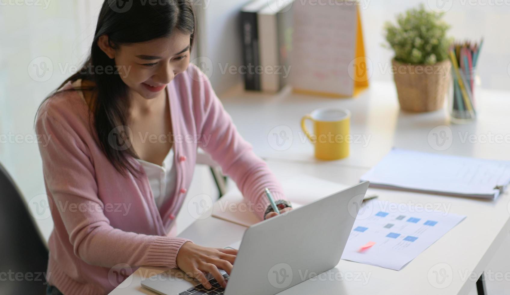 Las estudiantes están usando una computadora portátil para buscar información en línea. foto