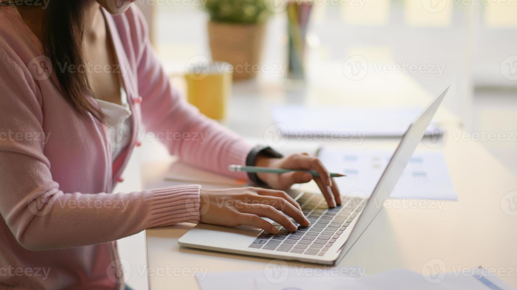 las mujeres de negocios jóvenes están usando la computadora portátil en la oficina moderna. foto