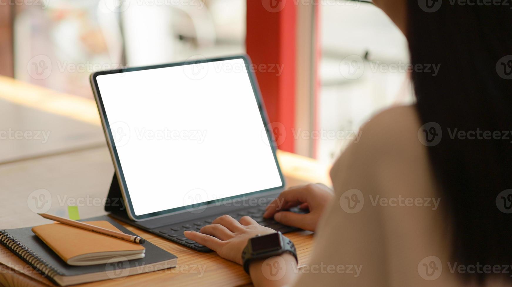 Las mujeres de negocios jóvenes están utilizando una computadora portátil de pantalla en blanco con equipo de oficina en la oficina moderna. foto