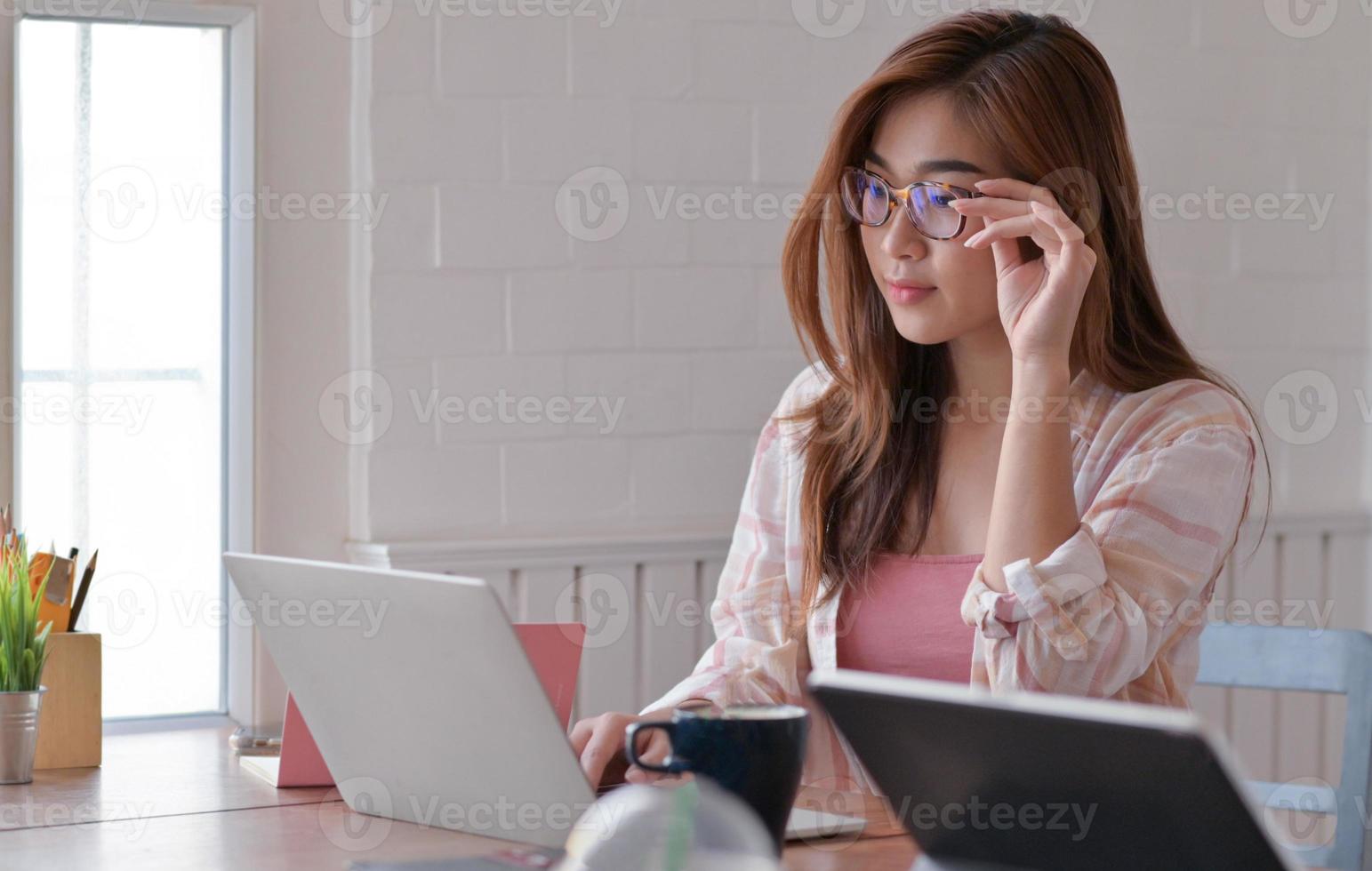 Toma recortada de estudiante adolescente que está estudiando en línea en casa con una computadora portátil. foto