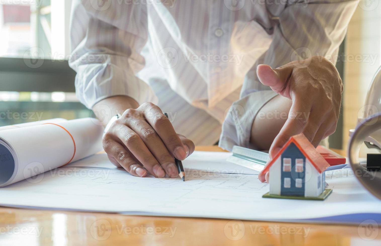 Los diseñadores de casas están revisando los diseños de casas para ofrecer a los clientes. foto