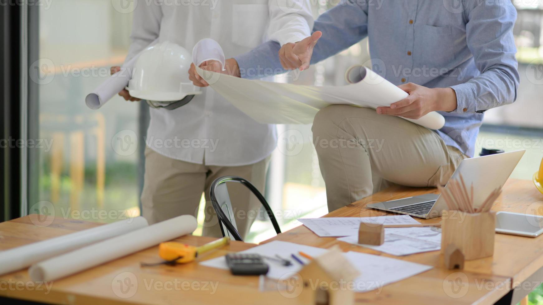 ingenieros y arquitectos están ayudando a diseñar la construcción. foto