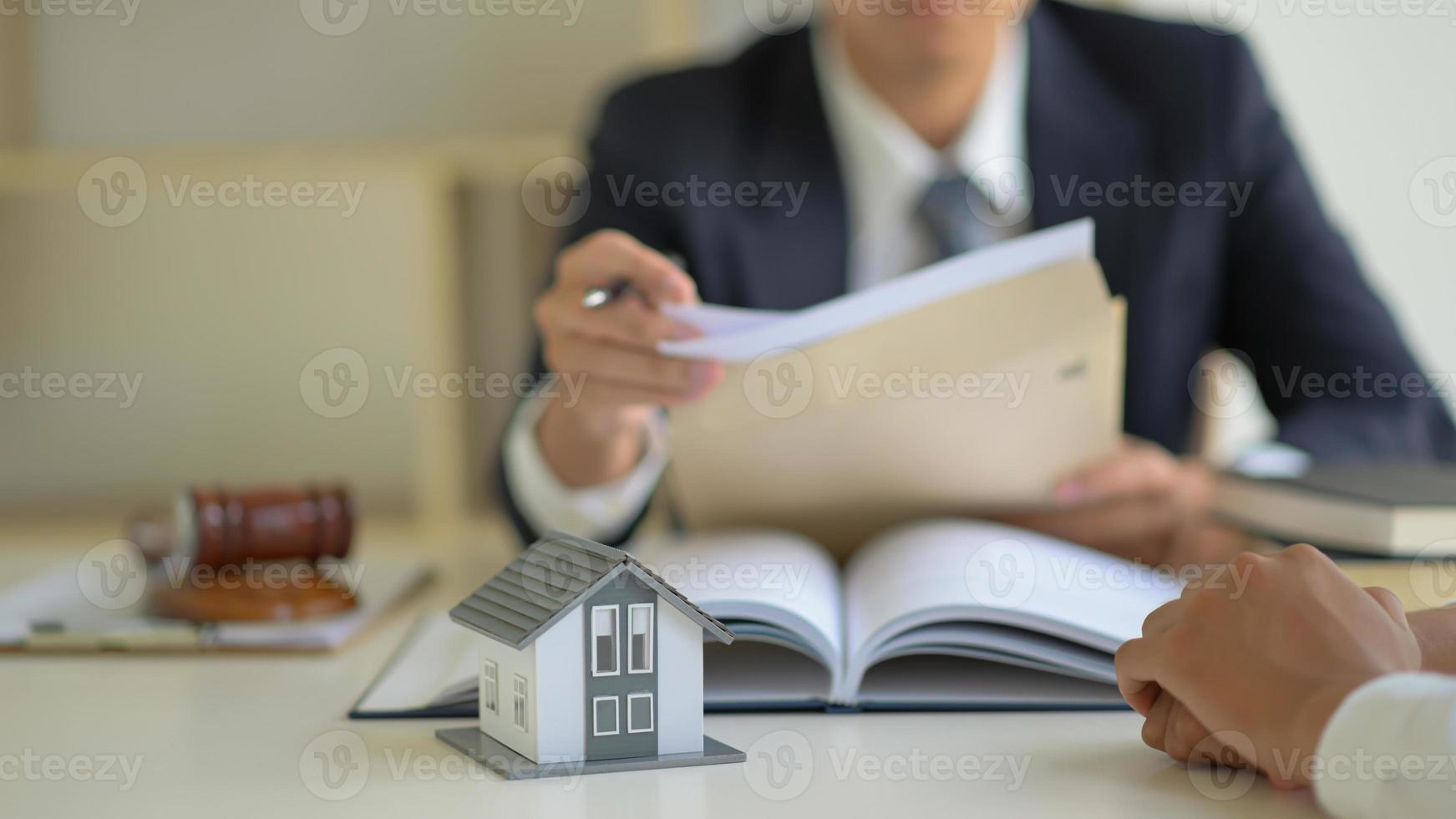 el abogado está consultando a los clientes sobre el contrato de compra de la vivienda. foto