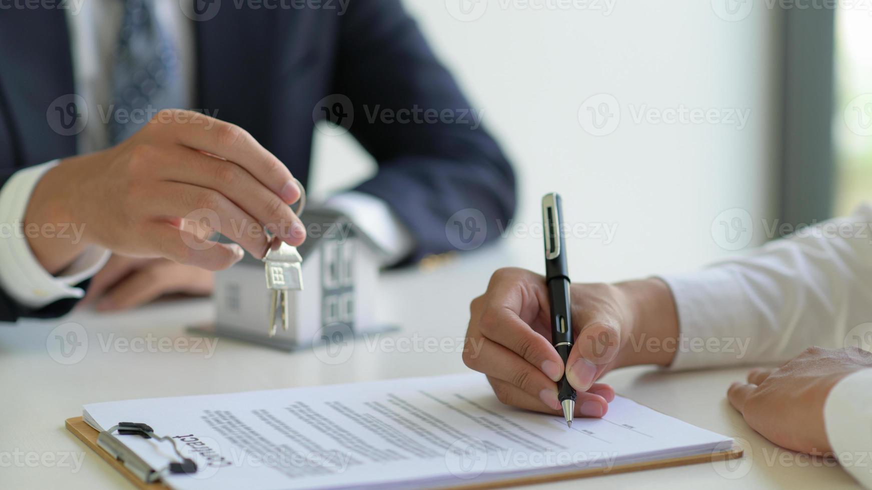 el corredor de la vivienda recomienda al cliente que firme el contrato, concepto inmobiliario. foto