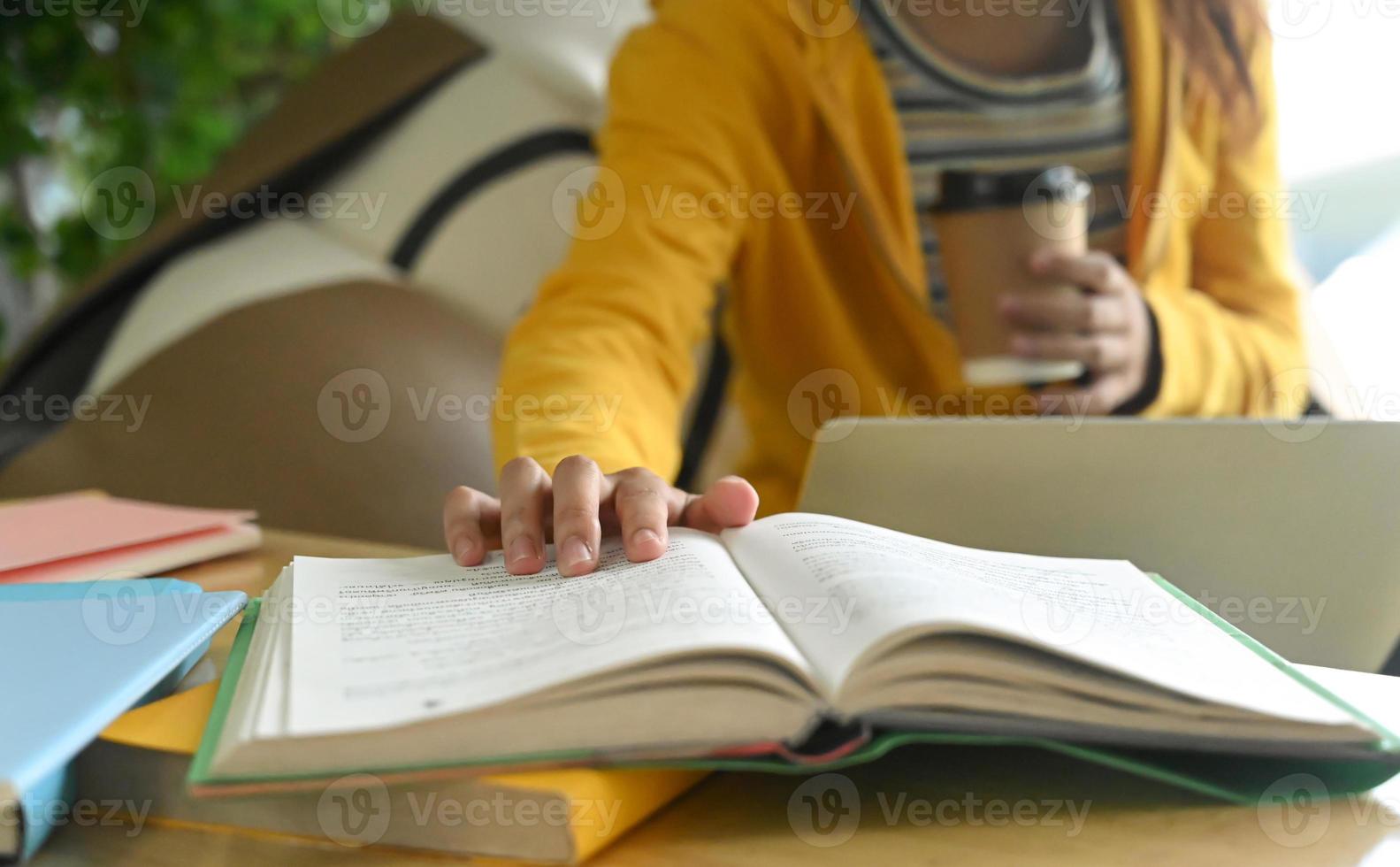 los estudiantes están leyendo libros y tomando notas para la preparación del examen. foto