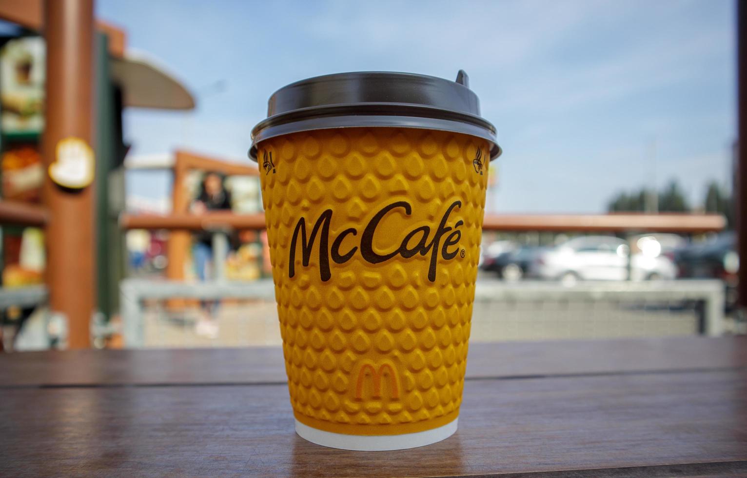 ucrania, kiev, 13 de septiembre de 2021 - taza de café mccafe foto