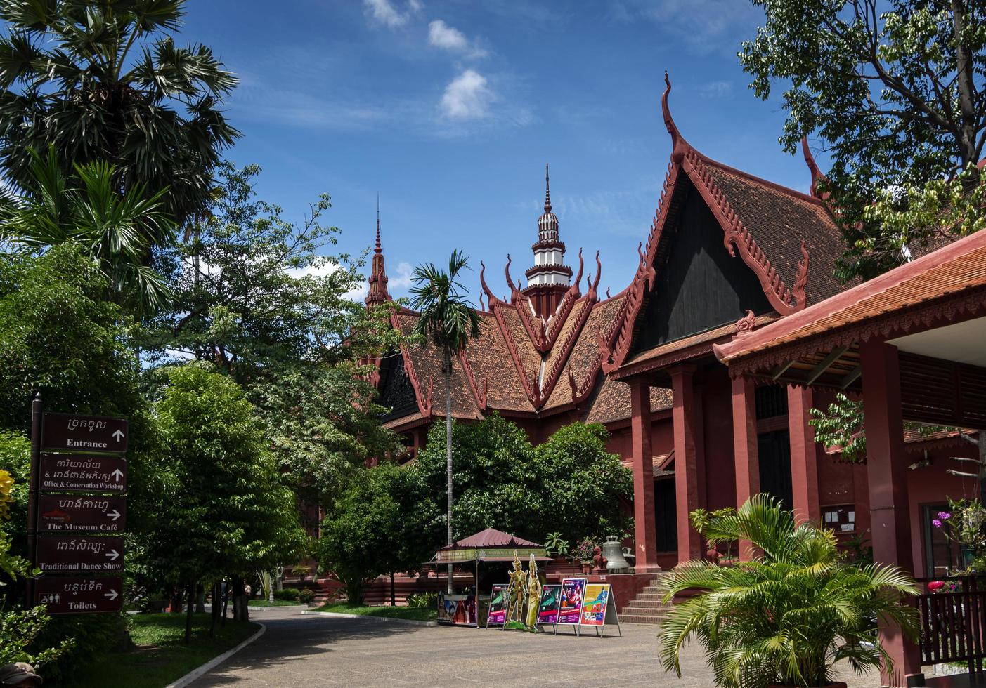 Edificio emblemático del museo nacional exterior en la ciudad de Phnom Penh, Camboya foto