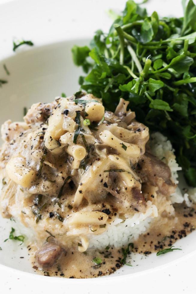 Stroganoff de cerdo con crema de champiñones y salsa de pimentón comida gourmet foto