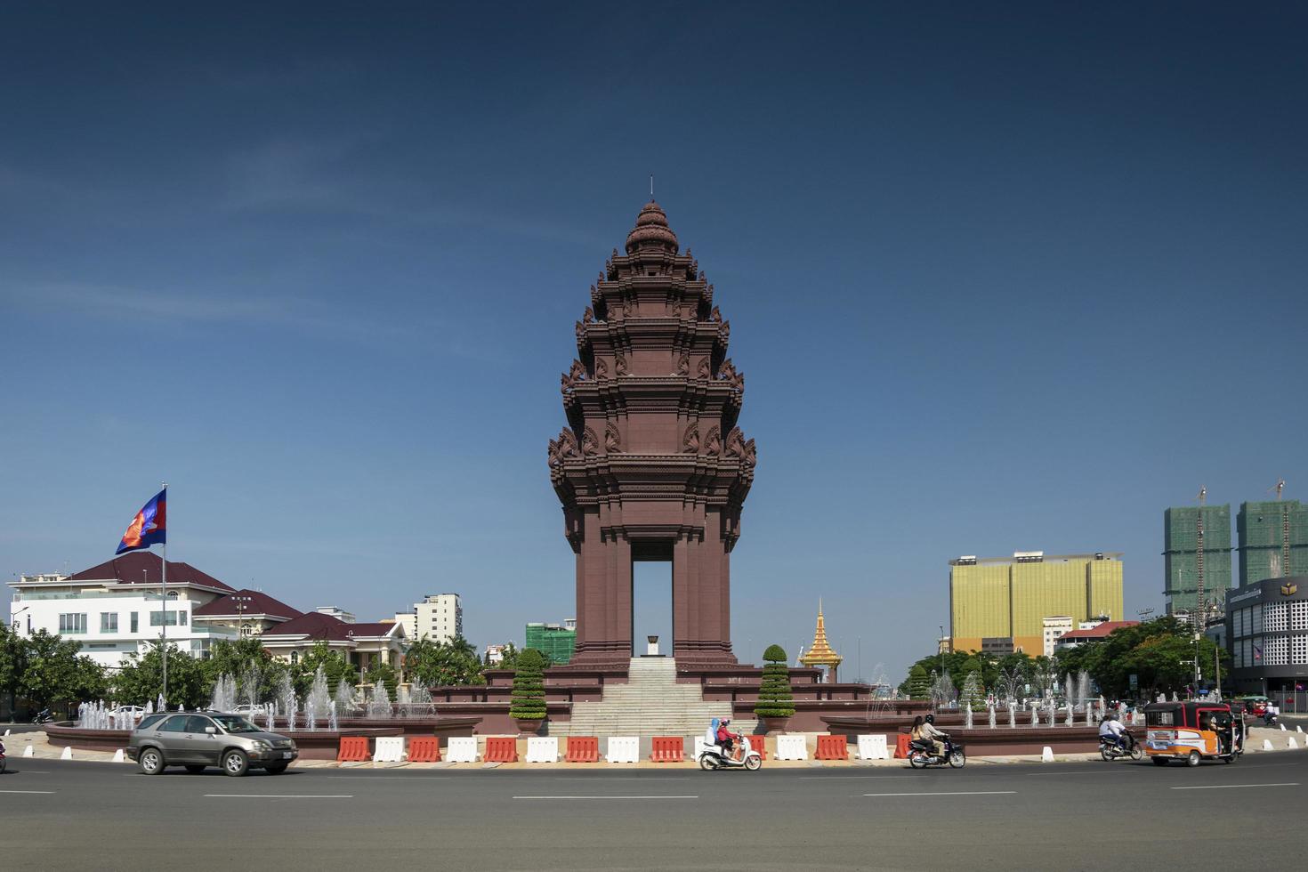 Monumento a la independencia histórico en el centro de la ciudad de Phnom Penh, Camboya foto