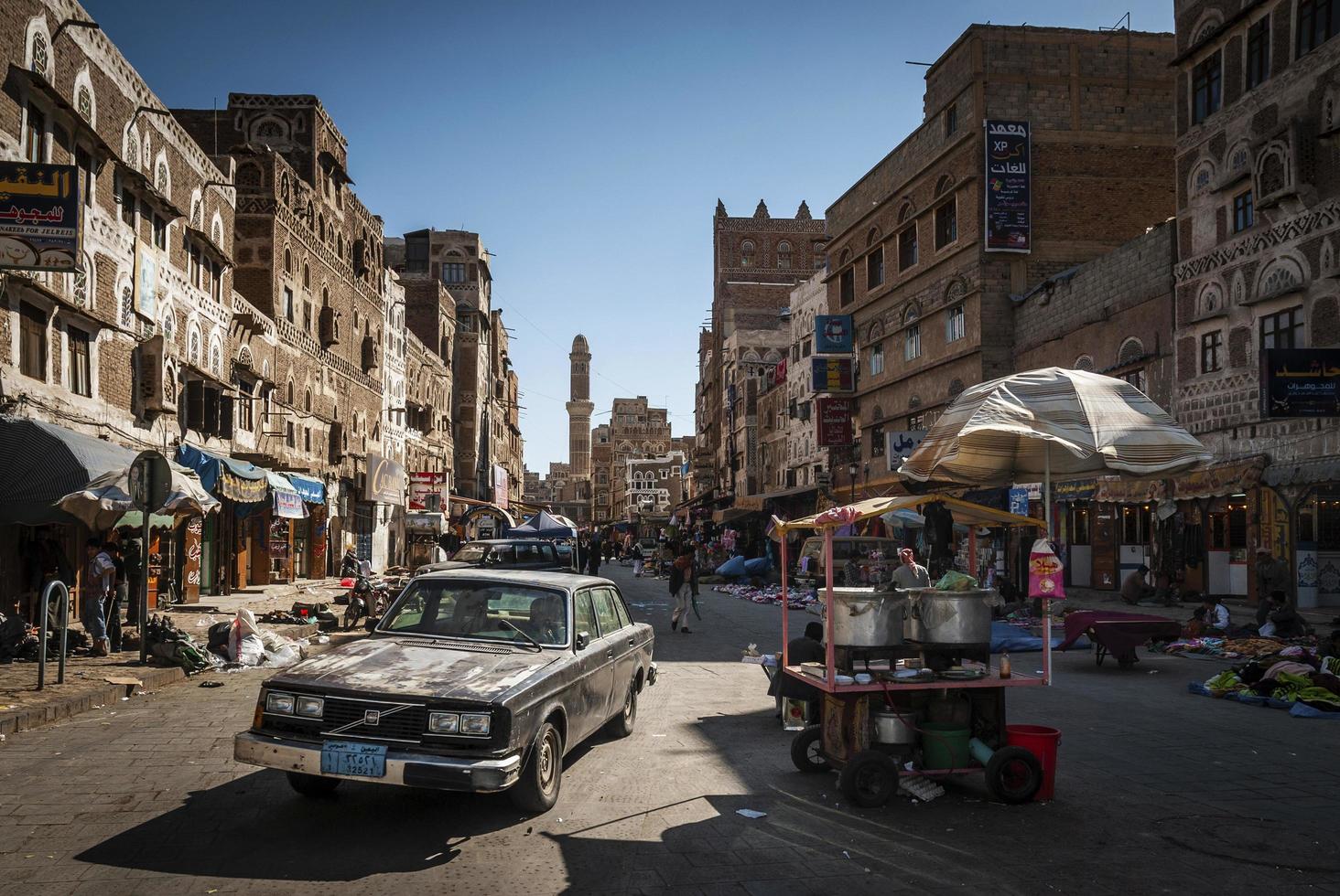sanaa, yemen, 2021 - escena callejera y edificios en el casco antiguo foto
