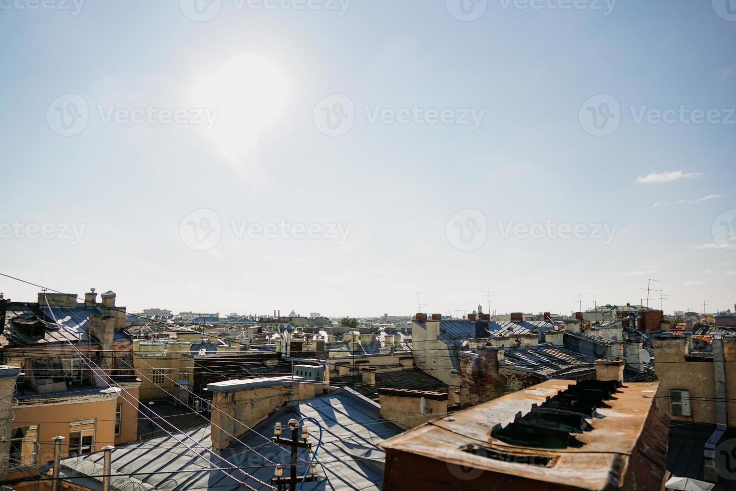 vista del paisaje urbano sobre los tejados de st. petersburgo. vista de los tejados foto