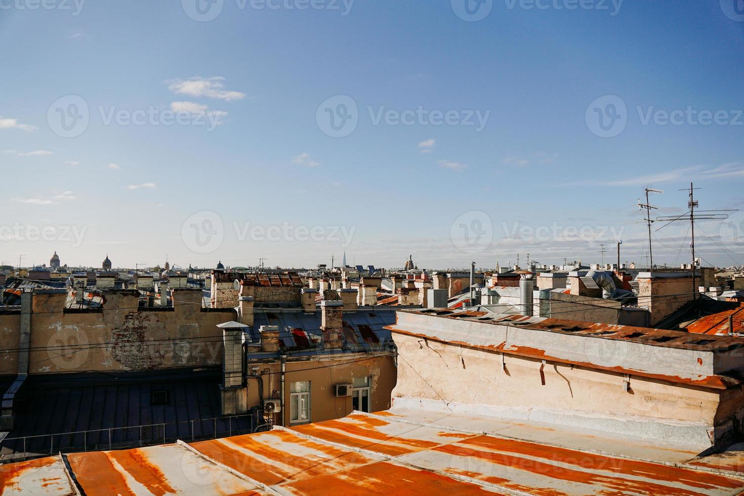 vista del paisaje urbano sobre los tejados de st. petersburgo. vista de los tejados foto