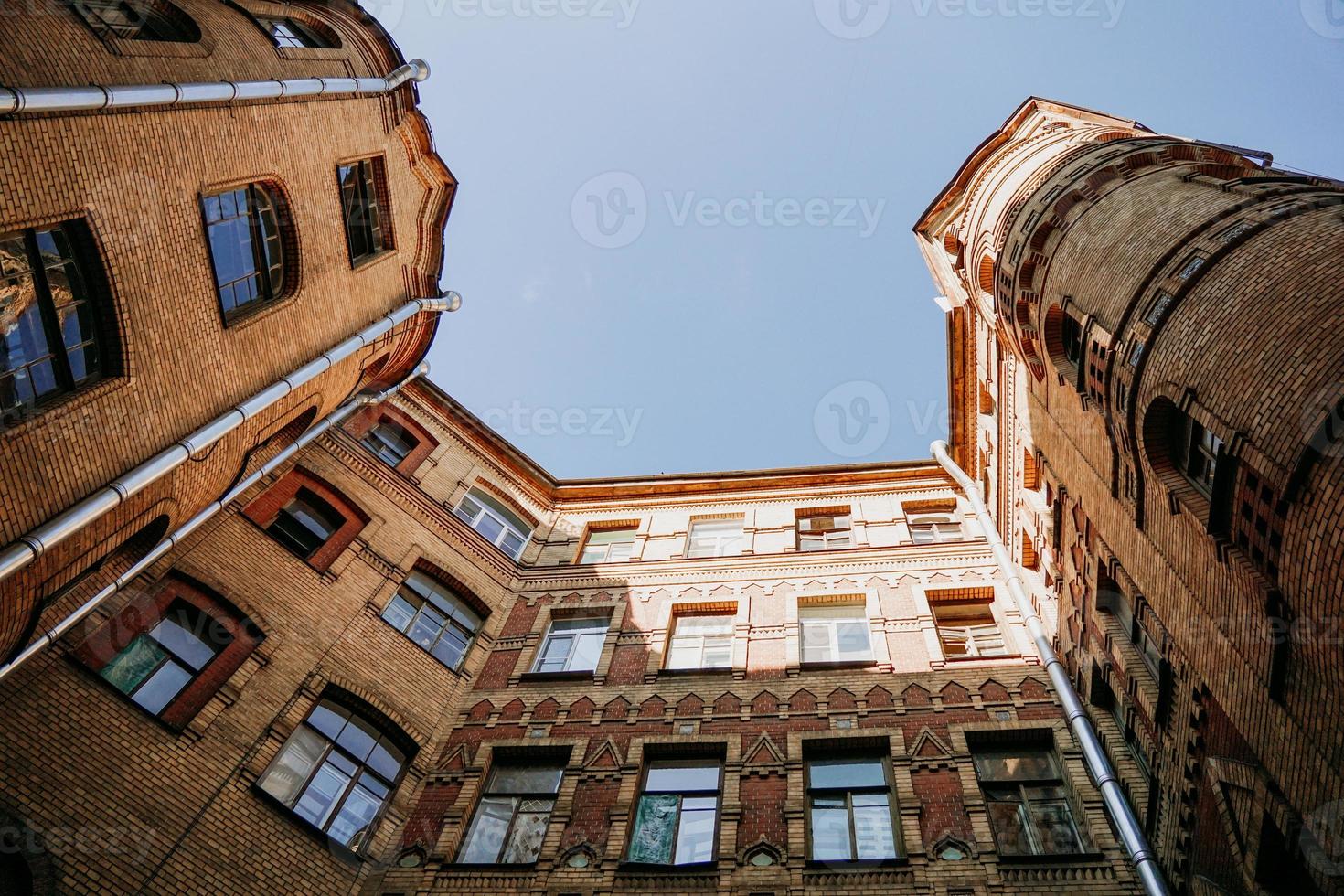 Rusia. patios antiguos en el centro de st. Petersburgo en el verano foto