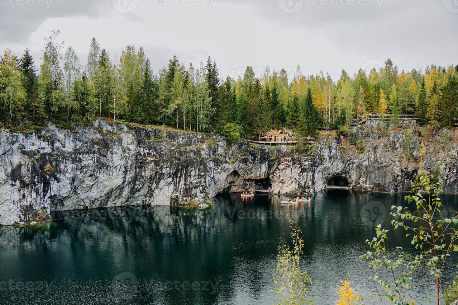 Cañón de mármol abandonado en el parque de montaña de Ruskeala, Karelia, Rusia foto