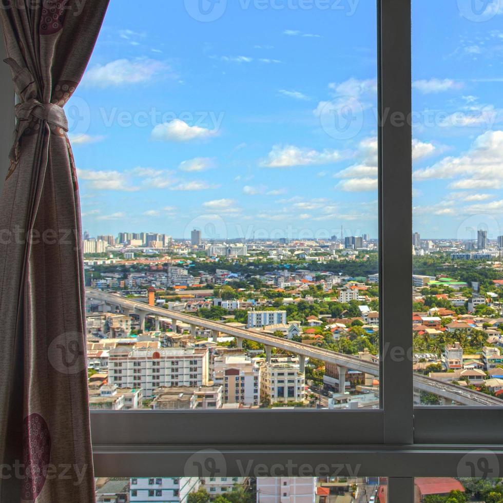 ventana en edificio, edificios del horizonte foto