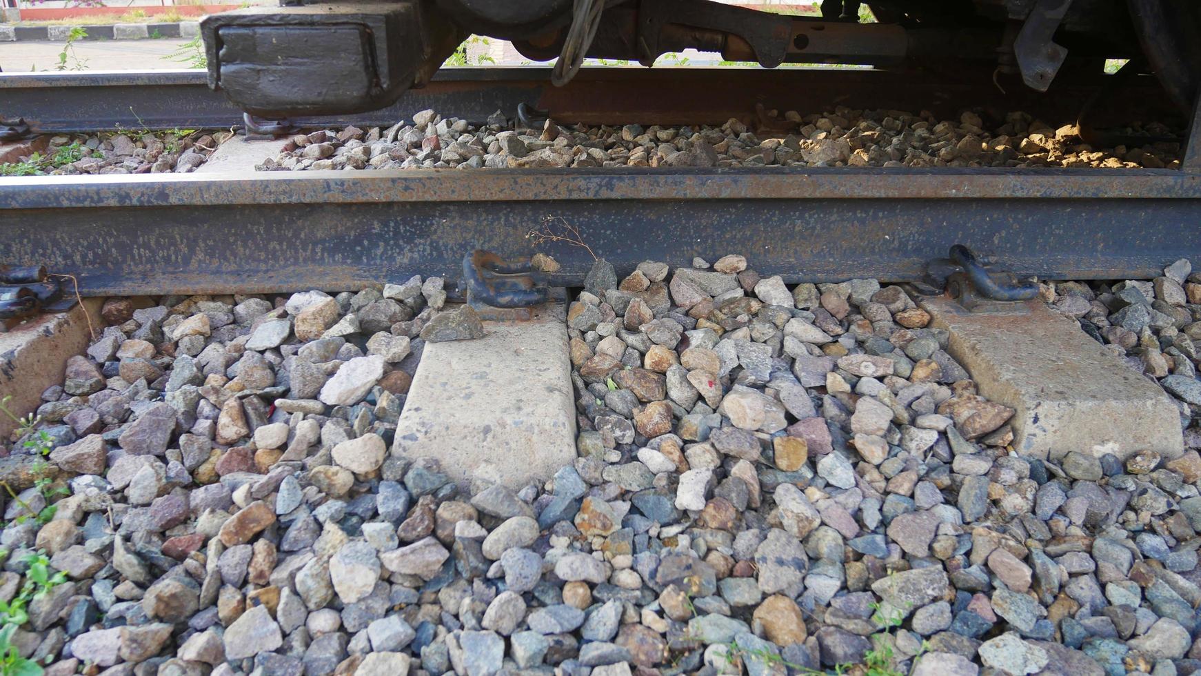 una línea de ferrocarril con traviesas y grava foto