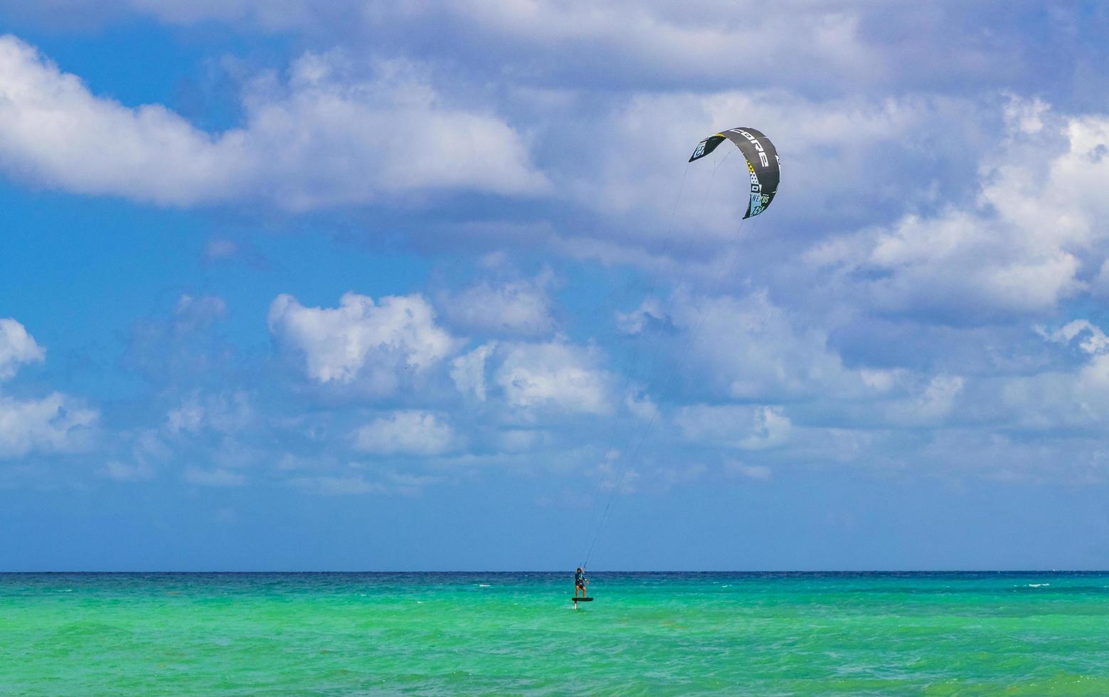 kitesurf en playa del carmen, méxico foto