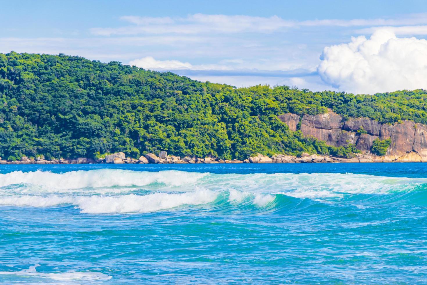 fuerte oleaje praia lopes playa mendes isla ilha grande brasil. foto