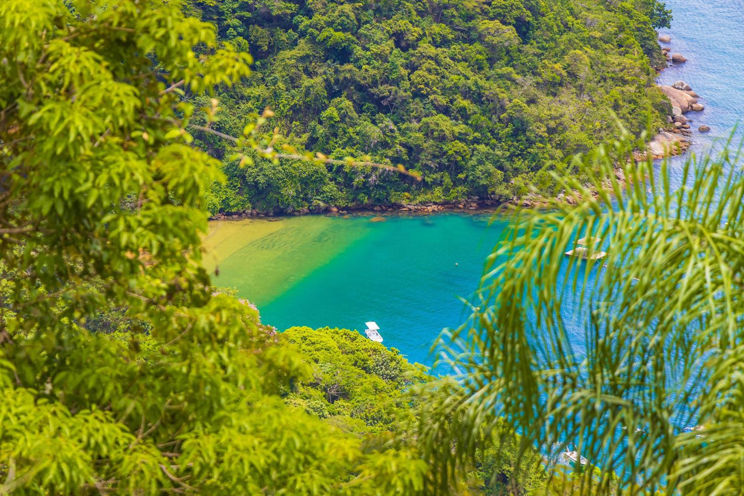 Laguna verde en la playa de ilha grande abraao panorama brasil. foto