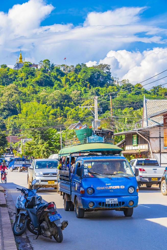 Luang Prabang, Laos 2018- típica y colorida carretera y paisaje urbano del casco antiguo de Luang Prabang, Laos foto