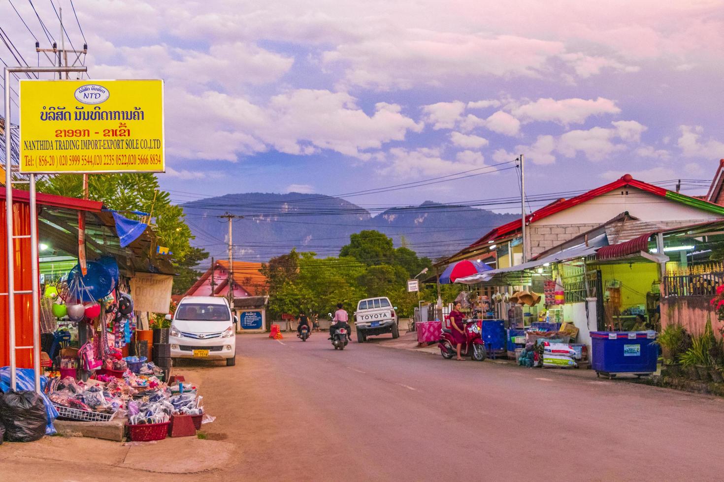 Luang Prabang, Laos 2018- Atardecer en las coloridas calles del mercado de alimentos foto