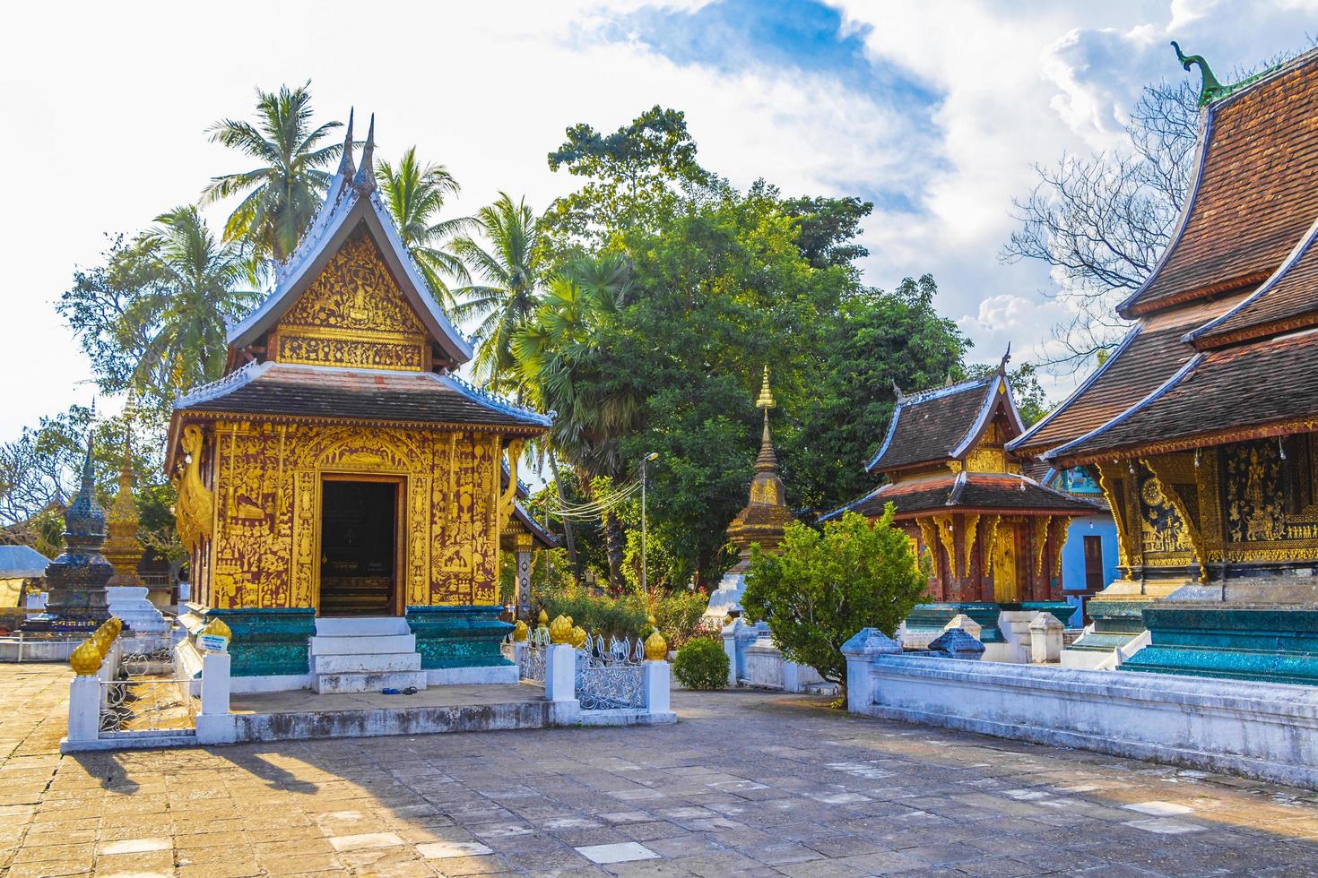 luang prabang, laos 2018- wat xieng thong templo de la ciudad dorada luang prabang laos foto