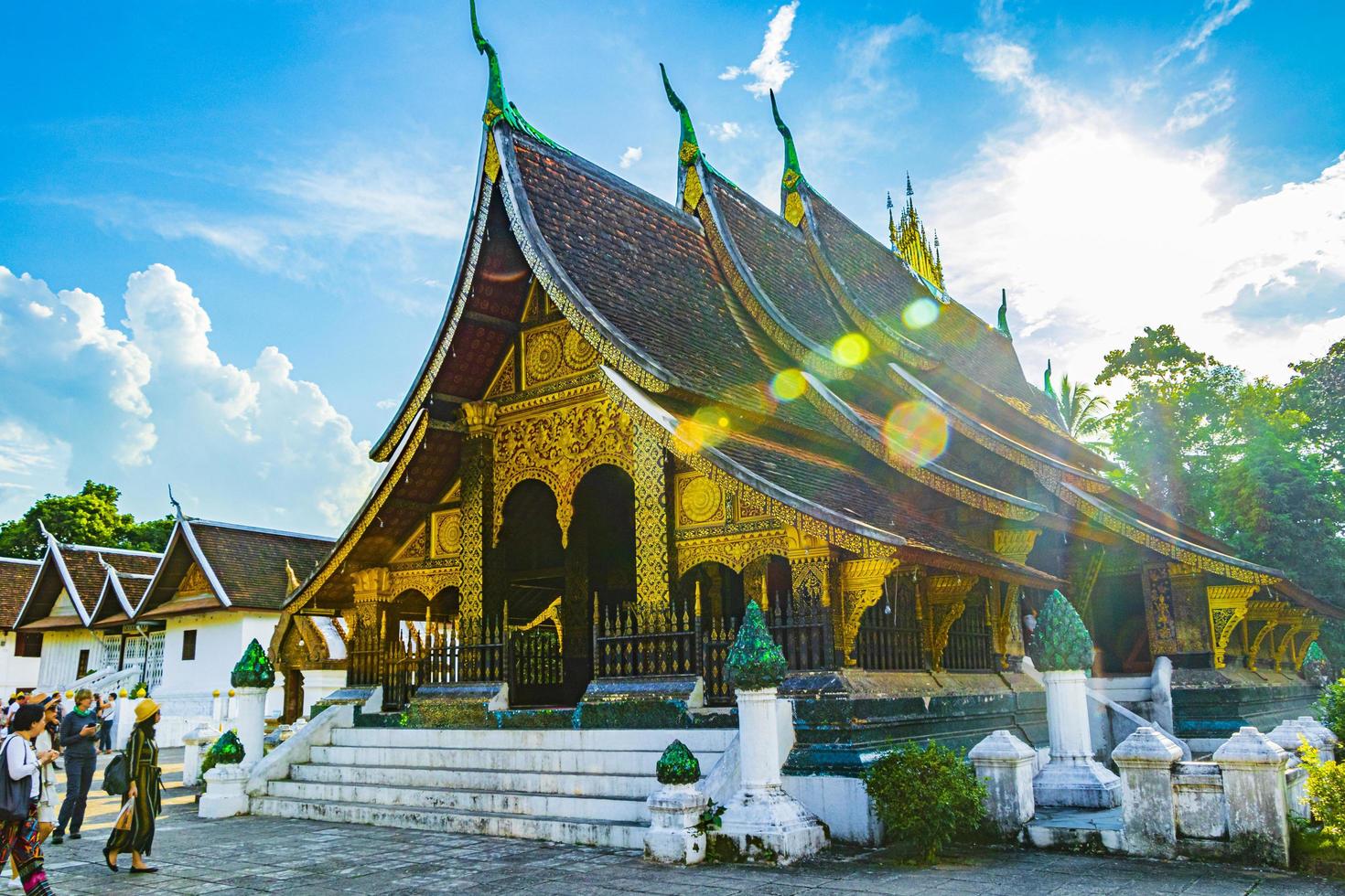 luang prabang, laos 2018- wat xieng thong templo de la ciudad dorada luang prabang laos foto