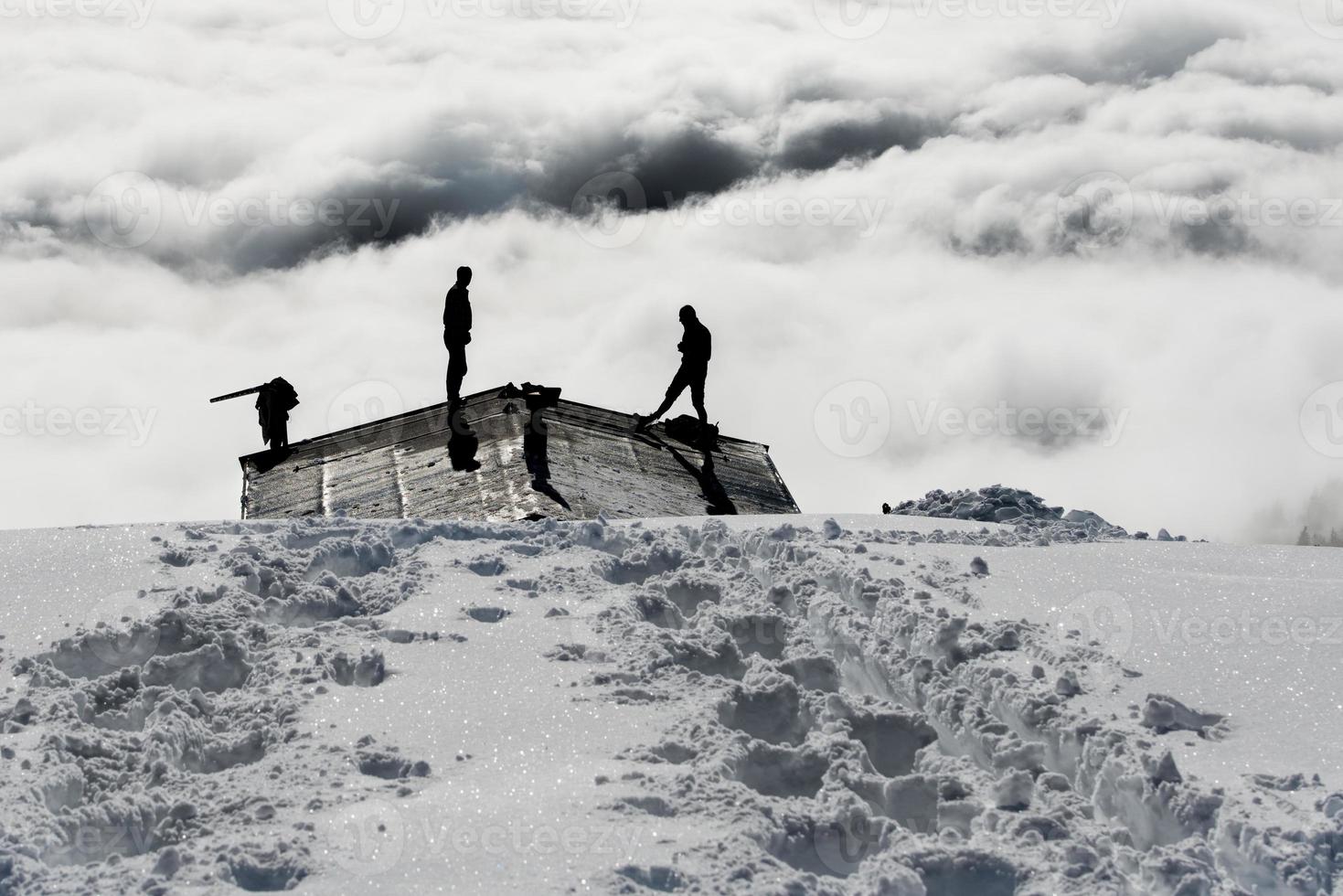 hombres palear nieve foto