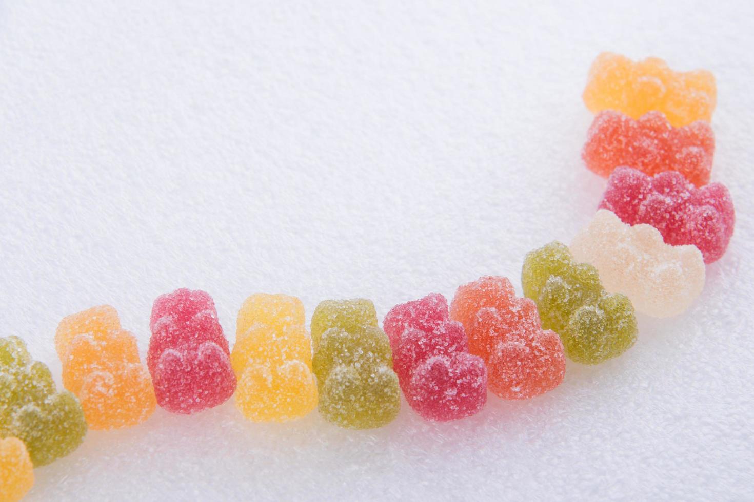 osos de gelatina de colores en una fila foto