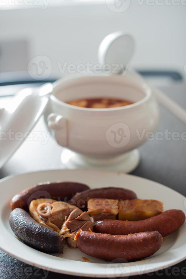 gastronomía asturiana. fabada tradicional y compango en una cocina. con chorizo, jamon y morcillas. España foto