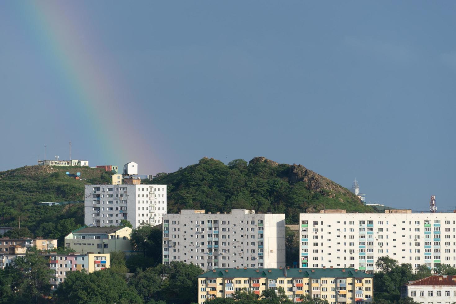 paisaje urbano con un arco iris en el fondo del cielo. foto