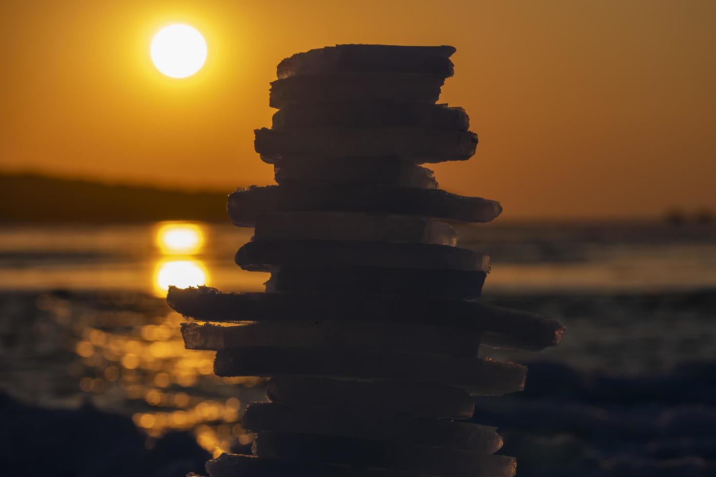 pirámide de hielo en el fondo de una hermosa puesta de sol foto