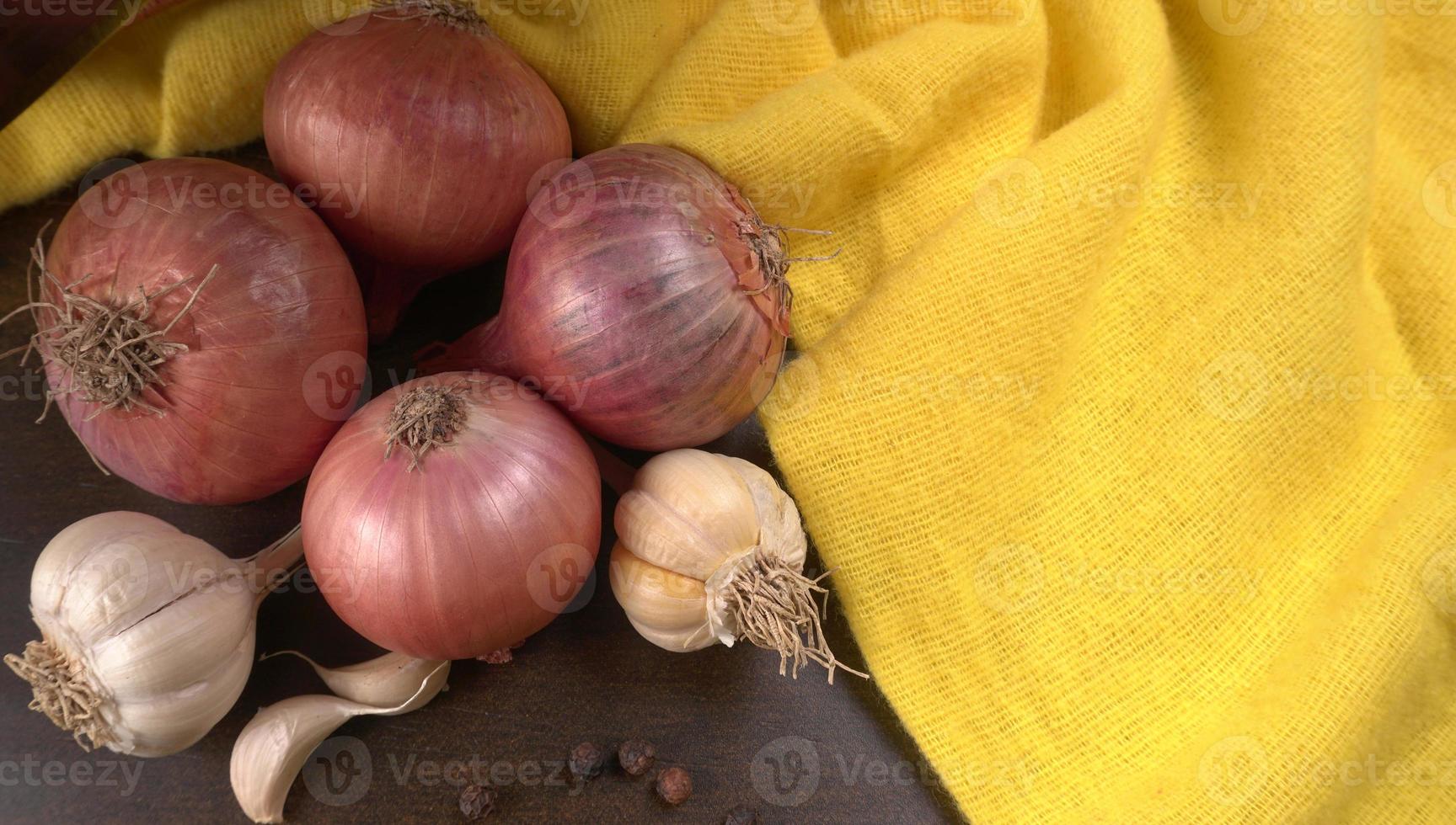 cebollas rojas frescas foto