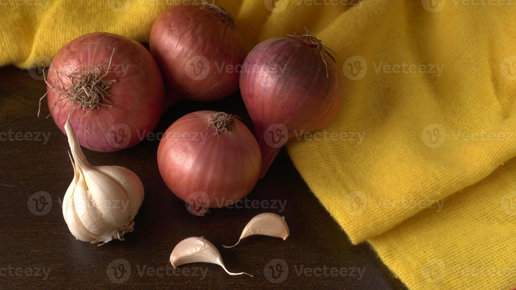 cebollas rojas frescas foto