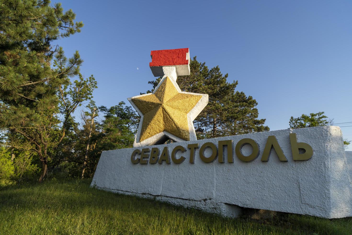 monumento con la inscripción sebastopol en crimea foto