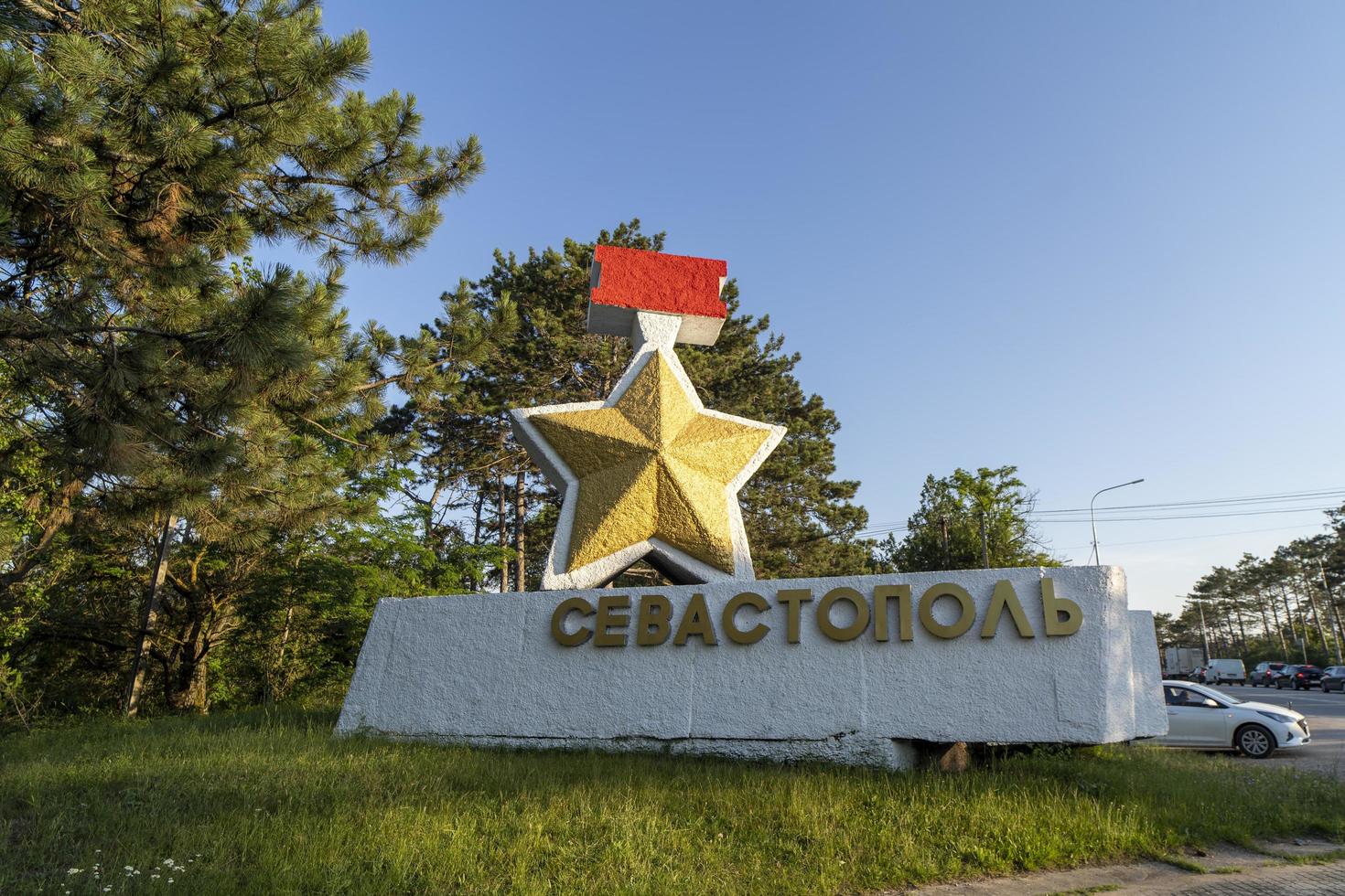 monumento con la inscripción sebastopol en crimea foto