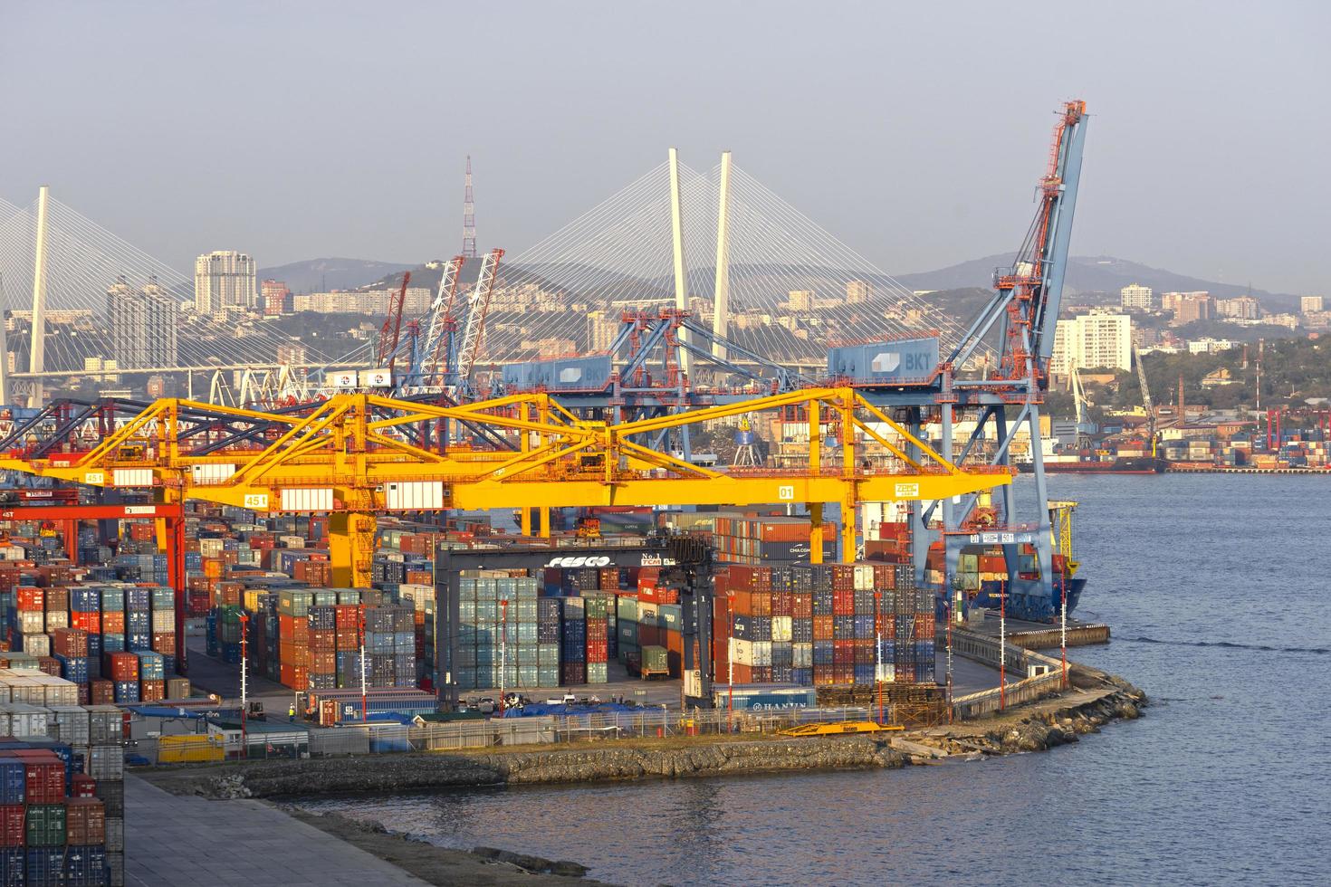 Paisaje industrial con vistas al puerto de Vladivostok, Rusia foto