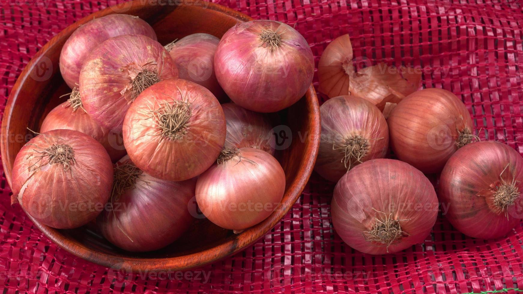 cebollas rojas frescas foto