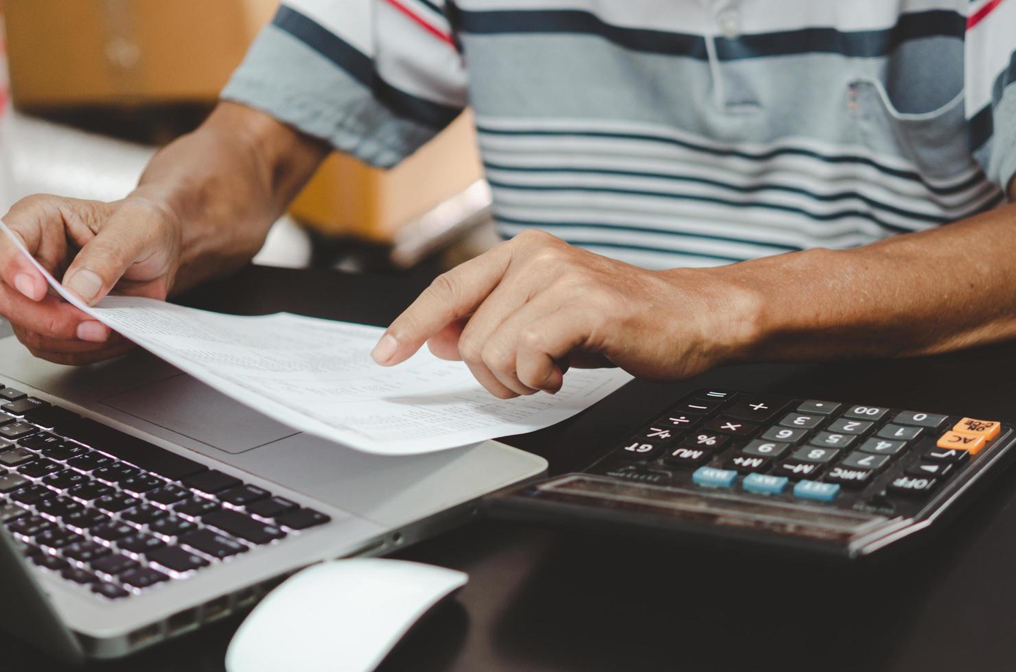 Documentos comerciales financieros marketing fiscal y teclado y calculadora de computadora en el escritorio foto